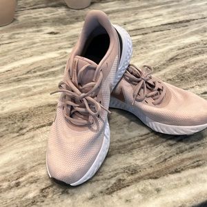 Nike women’s size 11 revolution dusty rose EUC